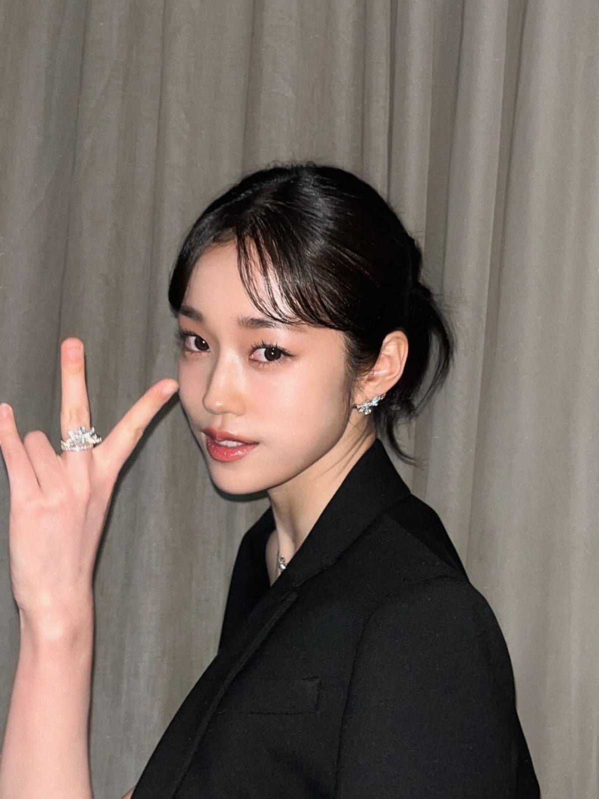 Actress Noh Yoon-seo Stuns in Elegant Dress at Blue Dragon Film Awards