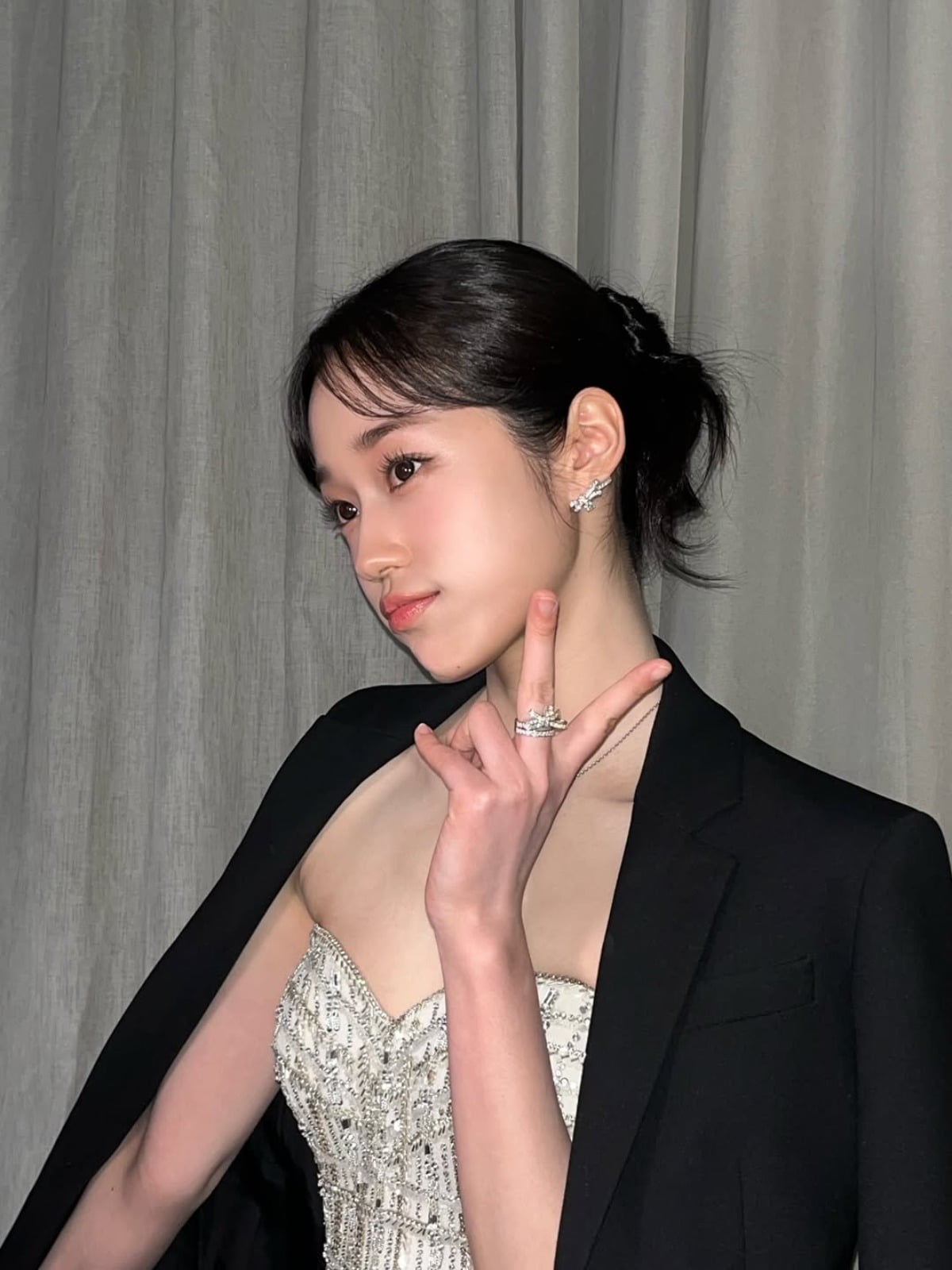 Actress Noh Yoon-seo Stuns in Elegant Dress at Blue Dragon Film Awards