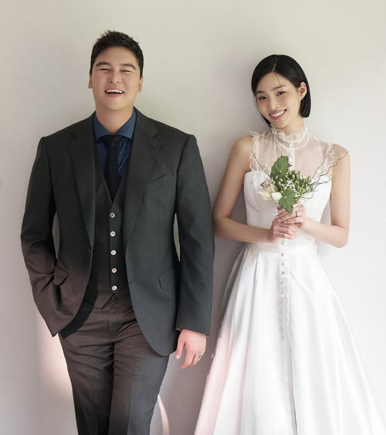 Actors Lee Jang-woo and Jo Hye-won Tie the Knot: A Star-Studded Celebration