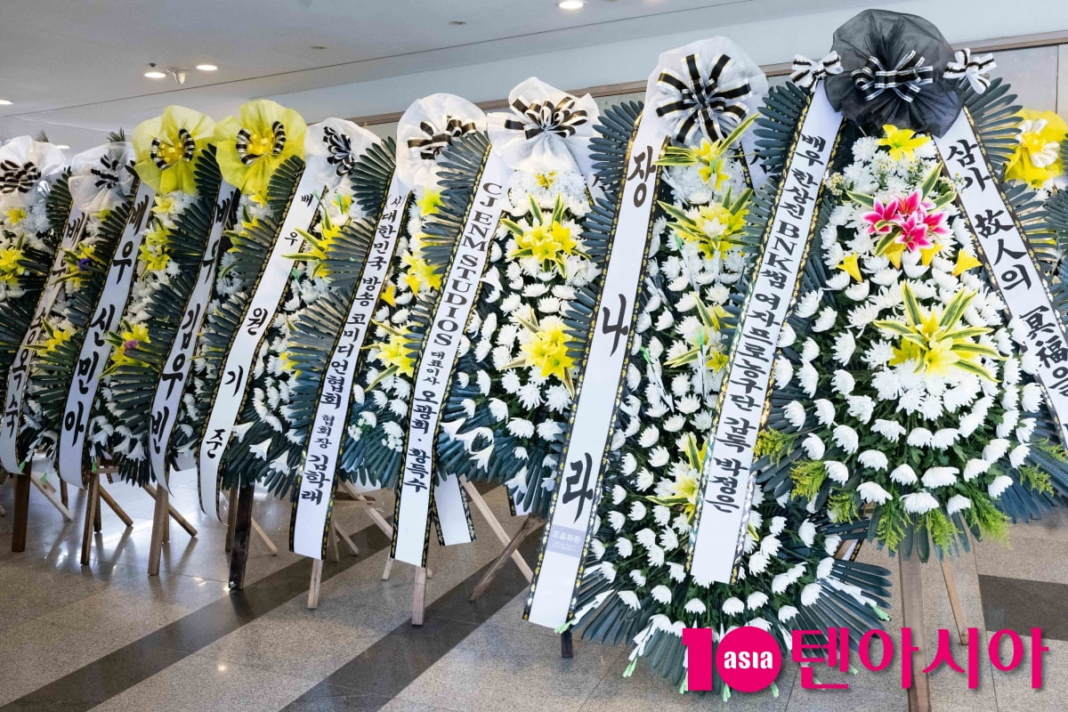 Legendary Actor Lee Soon-jae Laid to Rest Amidst Tributes from Family and Colleagues