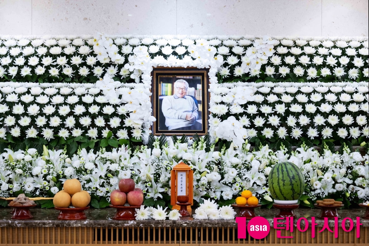 故イ・スンジェ、韓服デザイナーの寿衣で最後の別れ