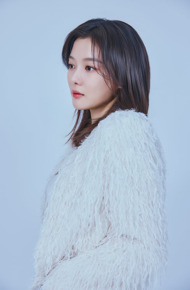 Actress Kim Yoo-jung Pays Tribute to Late Actor Lee Soon-jae