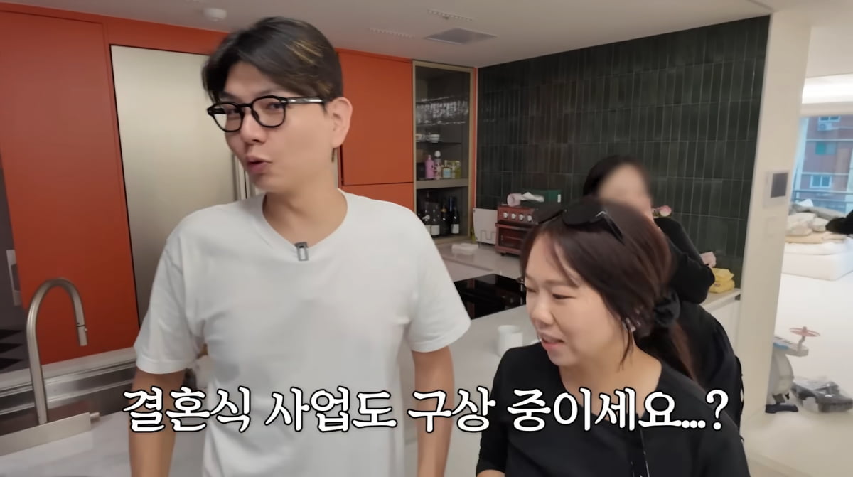 Comedian Hong Hyun-hee Surprises Husband Jay Written with Unique Fashion Choice at Bridal Shower
