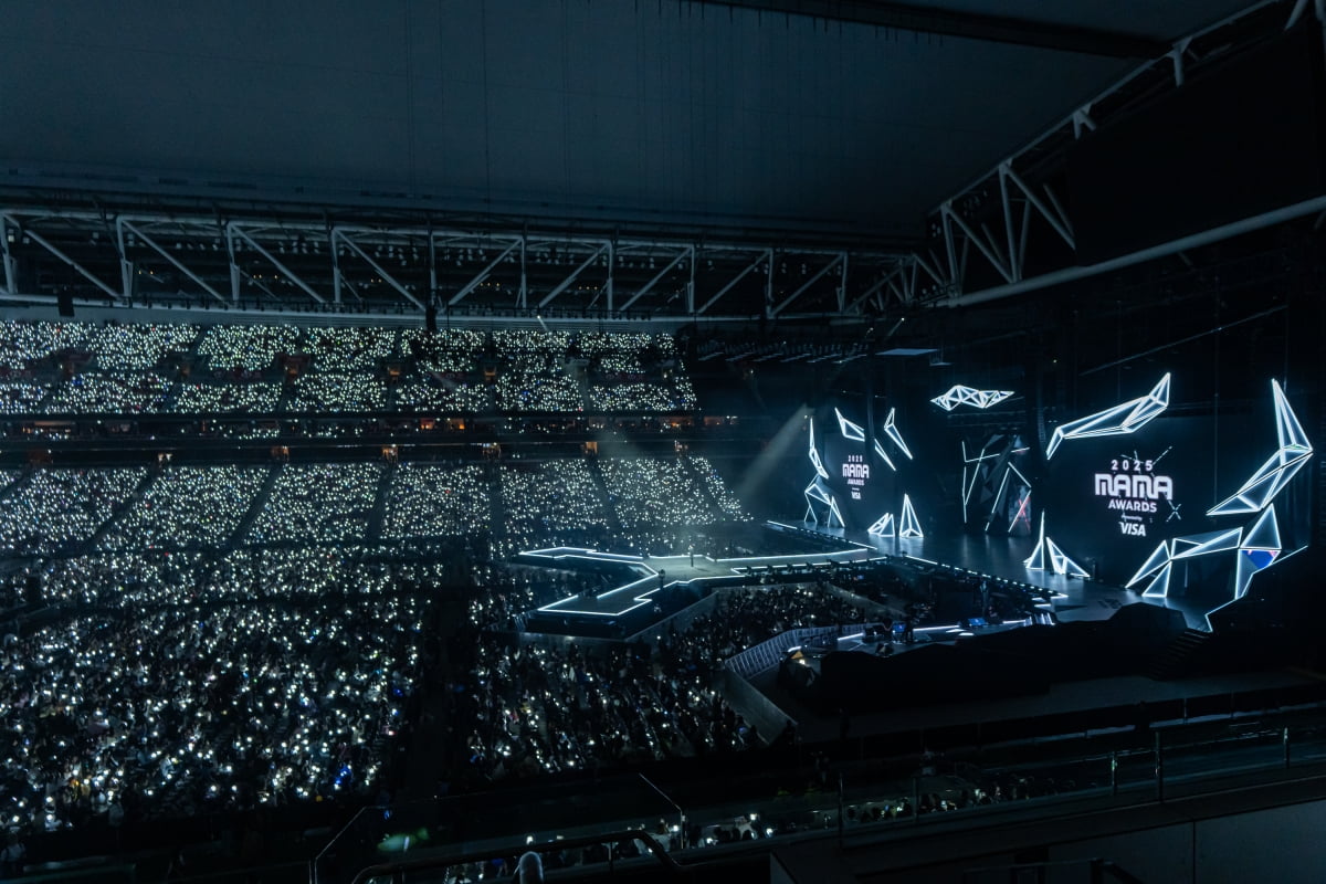 2025 MAMA Awards: A Night of Remembrance and Celebration Amidst Hong Kong Tragedy