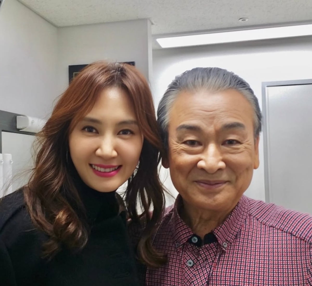 Actress Chae Si-ra Pays Heartfelt Tribute to Late Lee Soon-jae