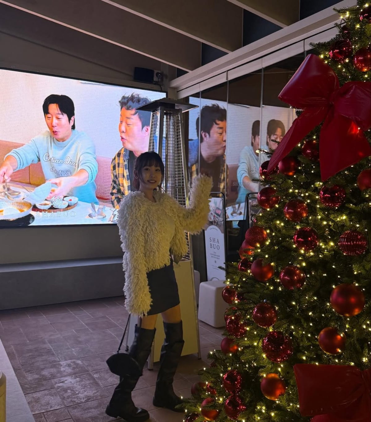 カン・イェウォン、クリスマスツリーの前で輝く美貌を披露