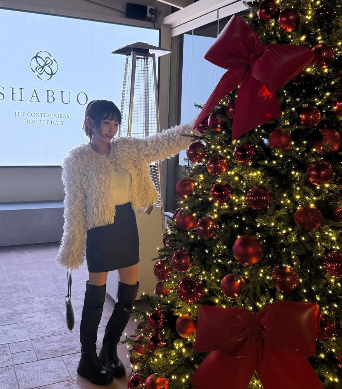 カン・イェウォン、クリスマスツリーの前で輝く美貌を披露