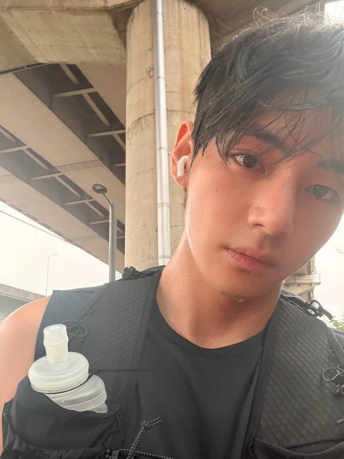 BTSのV、情熱的なランニングショットでファンを魅了