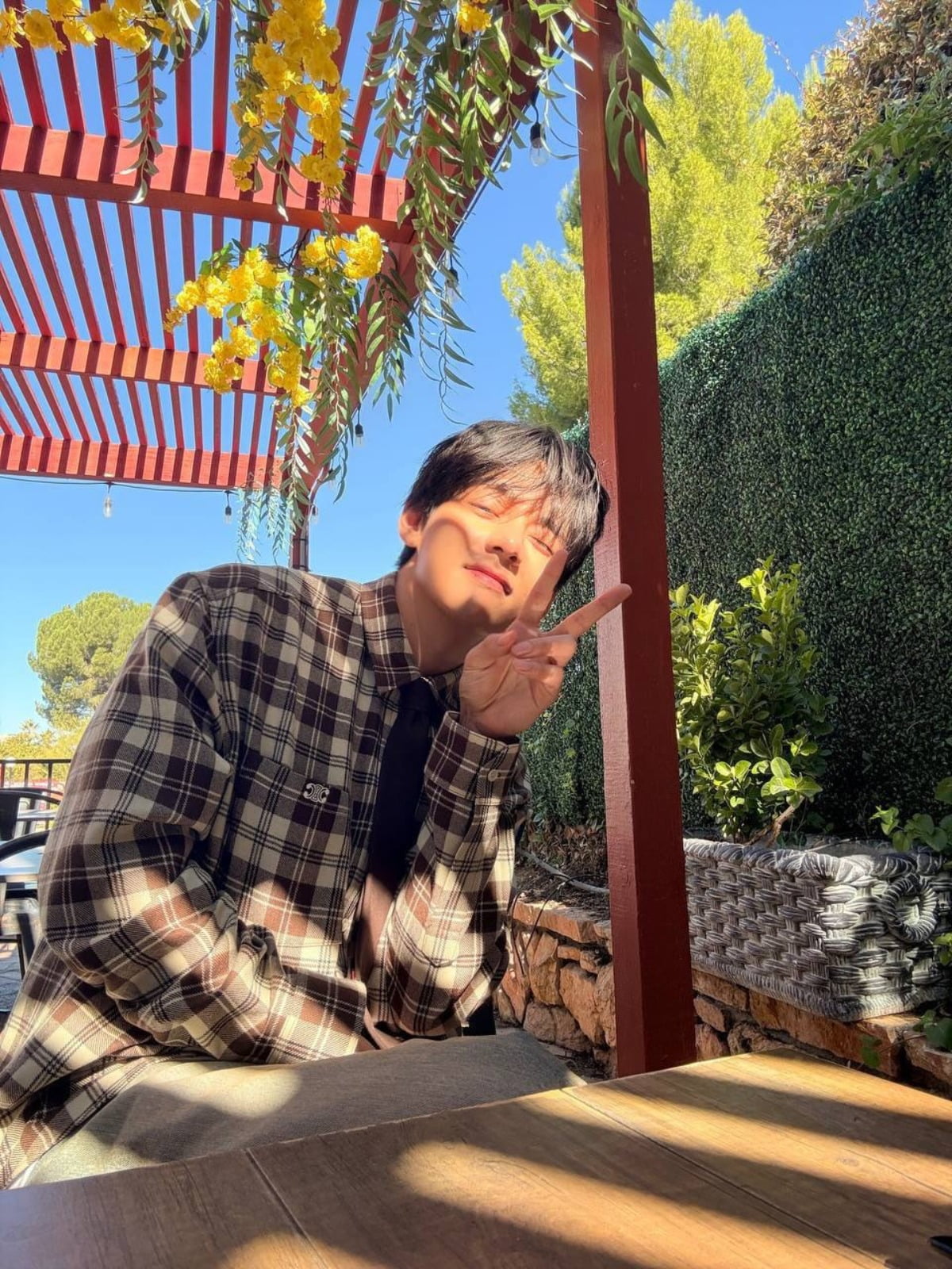 BTSのV、情熱的なランニングショットでファンを魅了