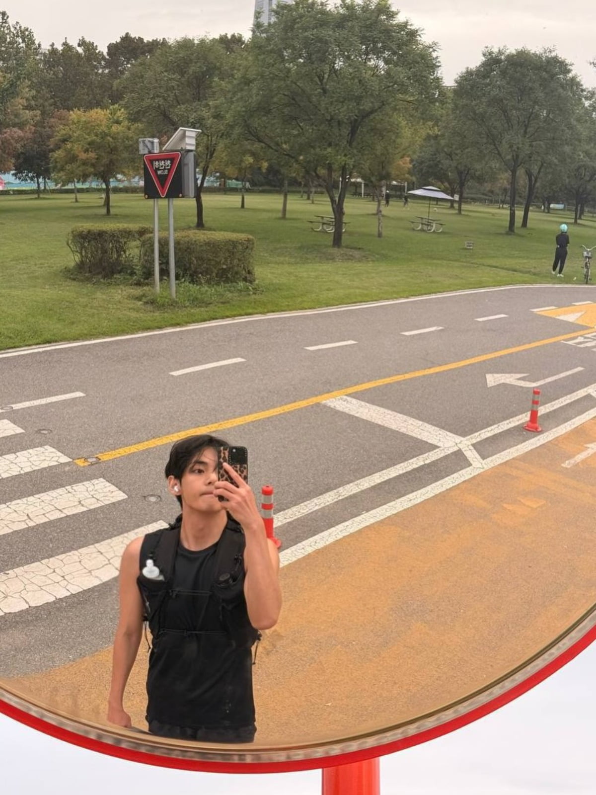 BTSのV、情熱的なランニングショットでファンを魅了