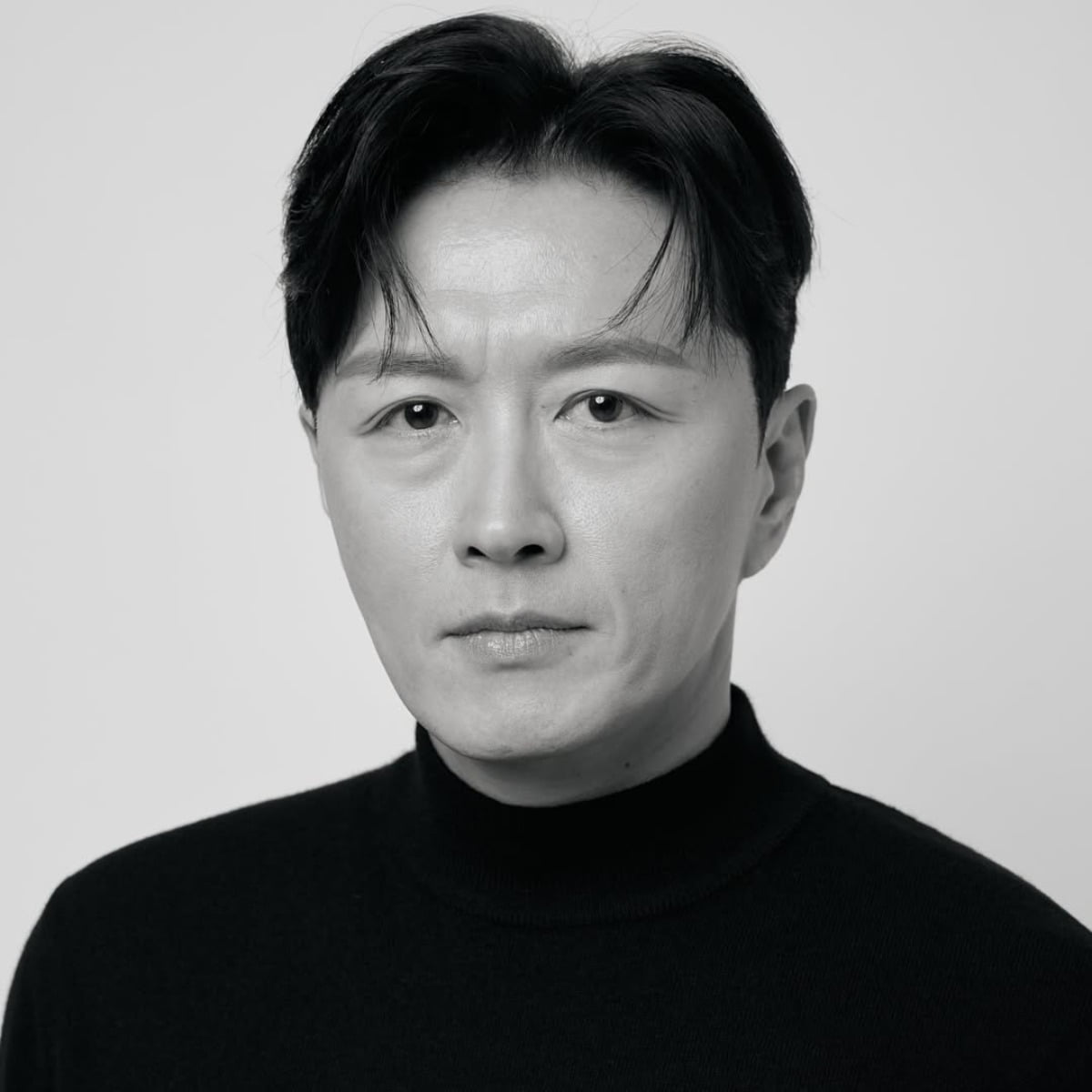 俳優ジン・テヒョン、新しいプロフィール写真を公開