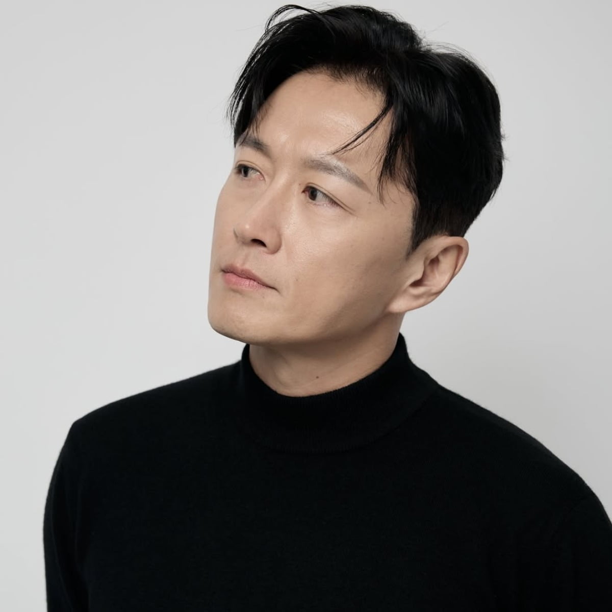 俳優ジン・テヒョン、新しいプロフィール写真を公開