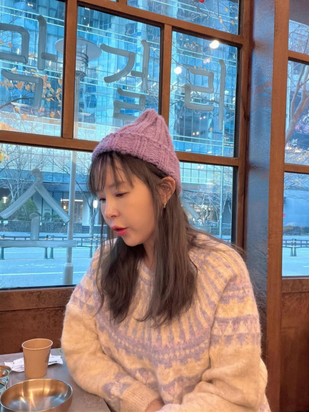 コヨーテのシン・ジ、紫色に染まった近況を公開