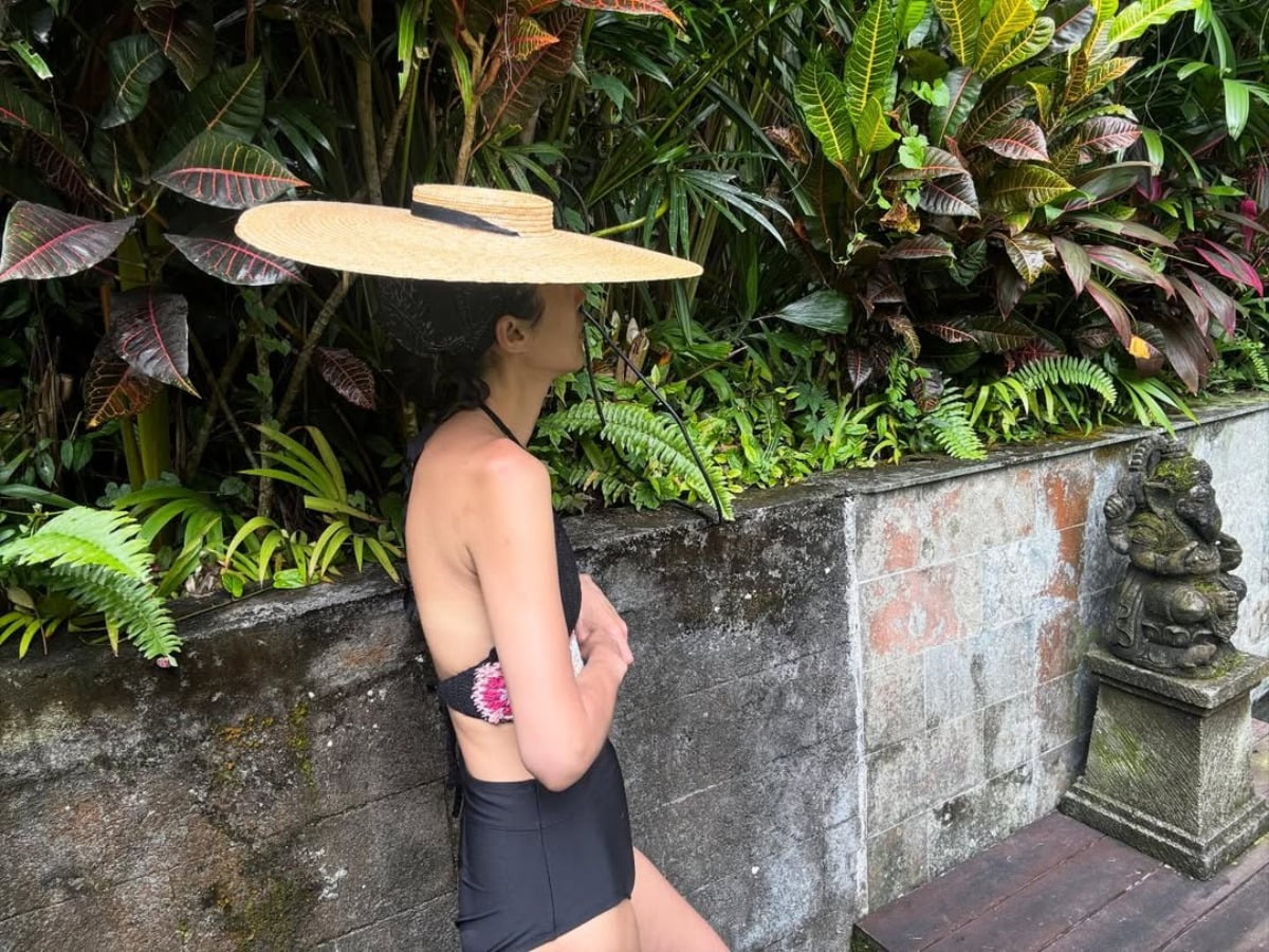 Model and Broadcaster Hong Jin-kyung Stuns in Bikini and Shares Peaceful Retreat on Instagram