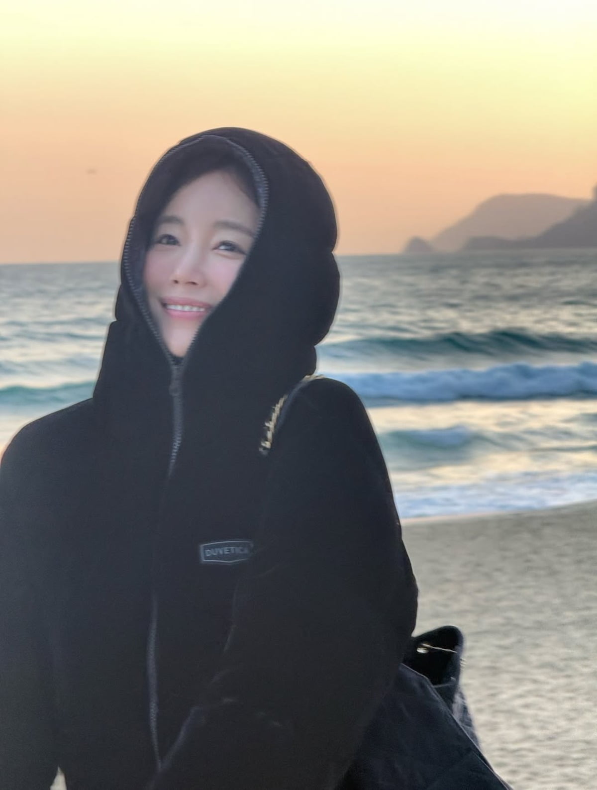 キ・ウンセ、釜山の海辺で見せた自然な美しさと優雅な日常