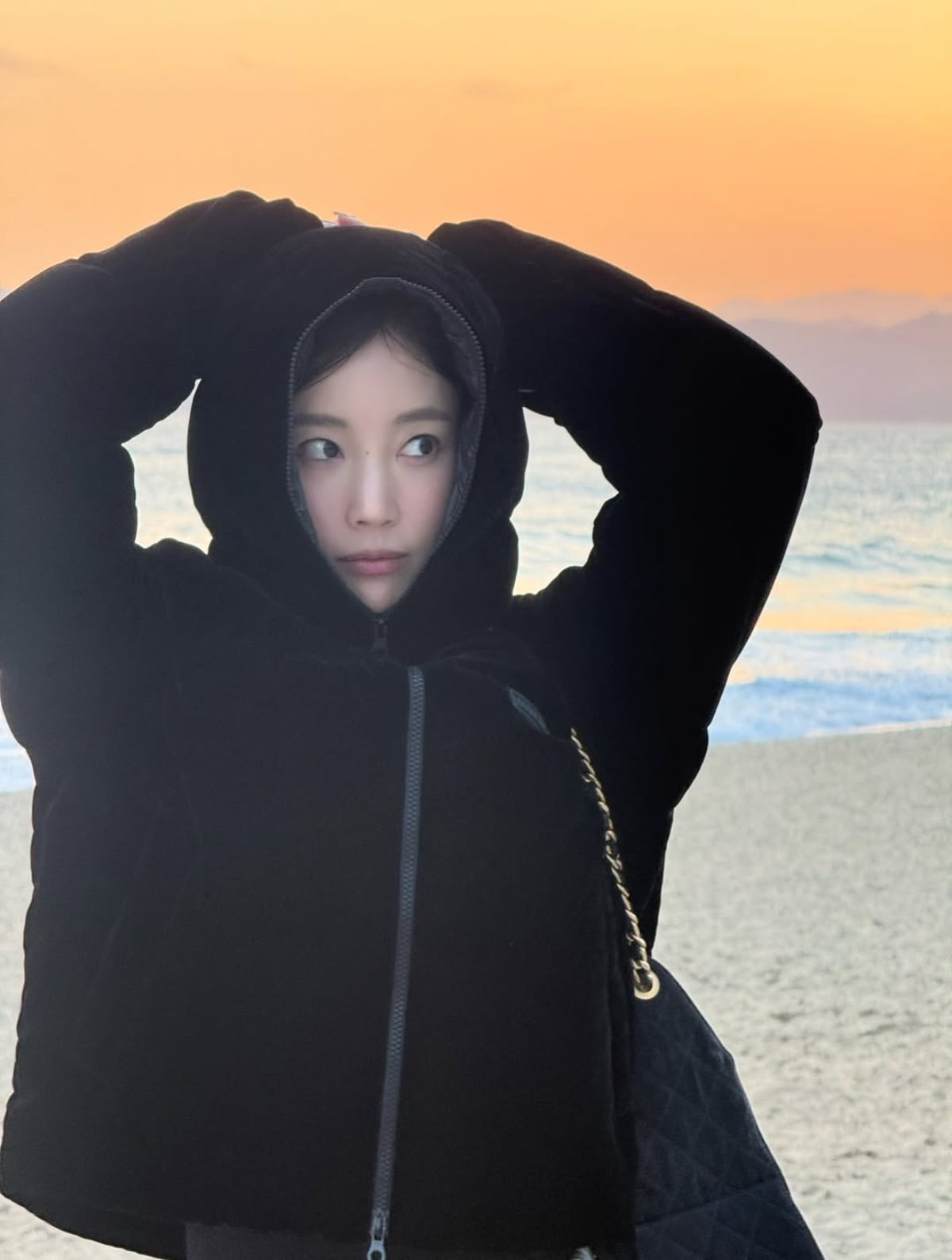 キ・ウンセ、釜山の海辺で見せた自然な美しさと優雅な日常