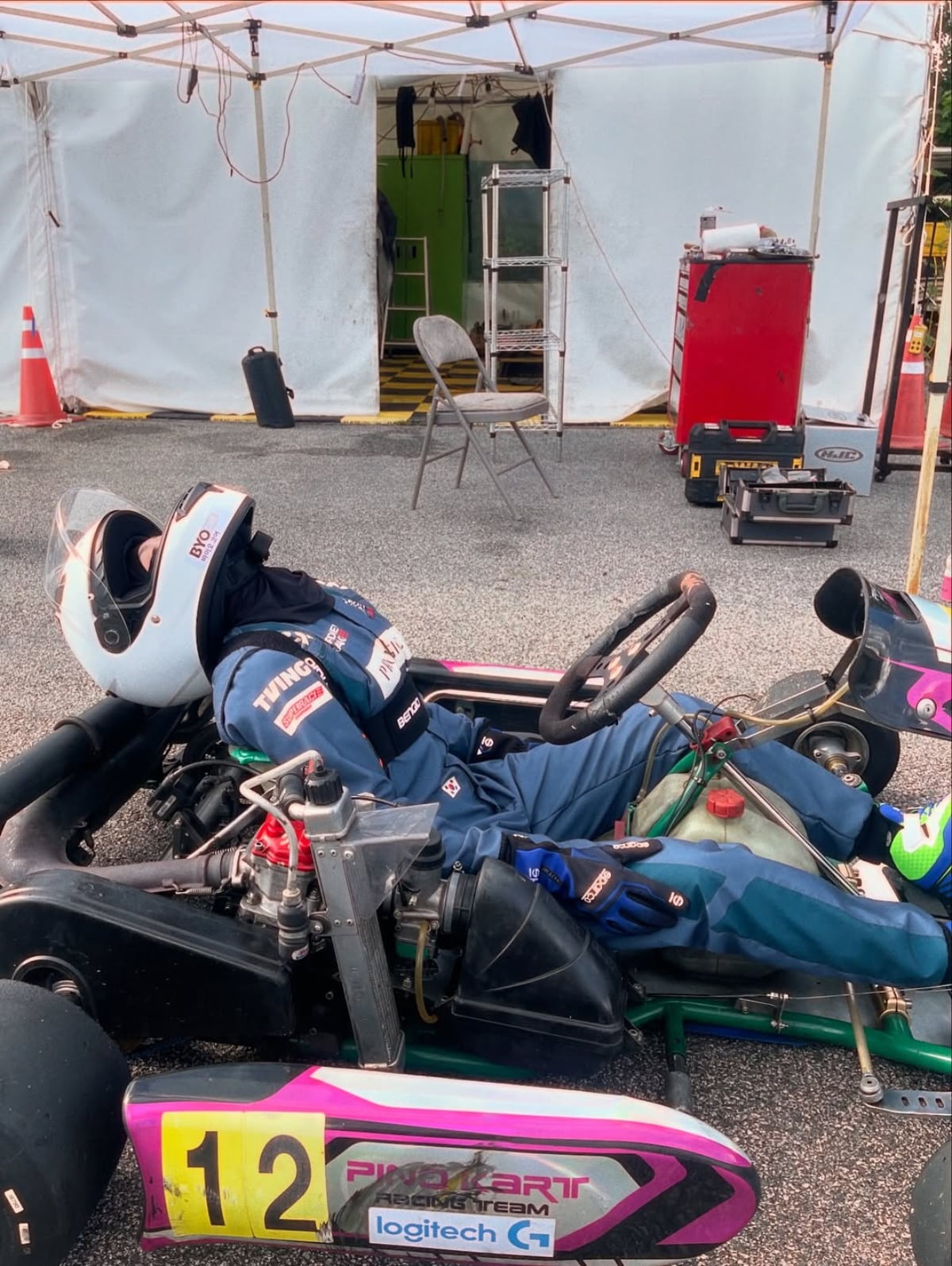 女優 ジョン・ジソ、レーシングスーツで魅せる新たな一面