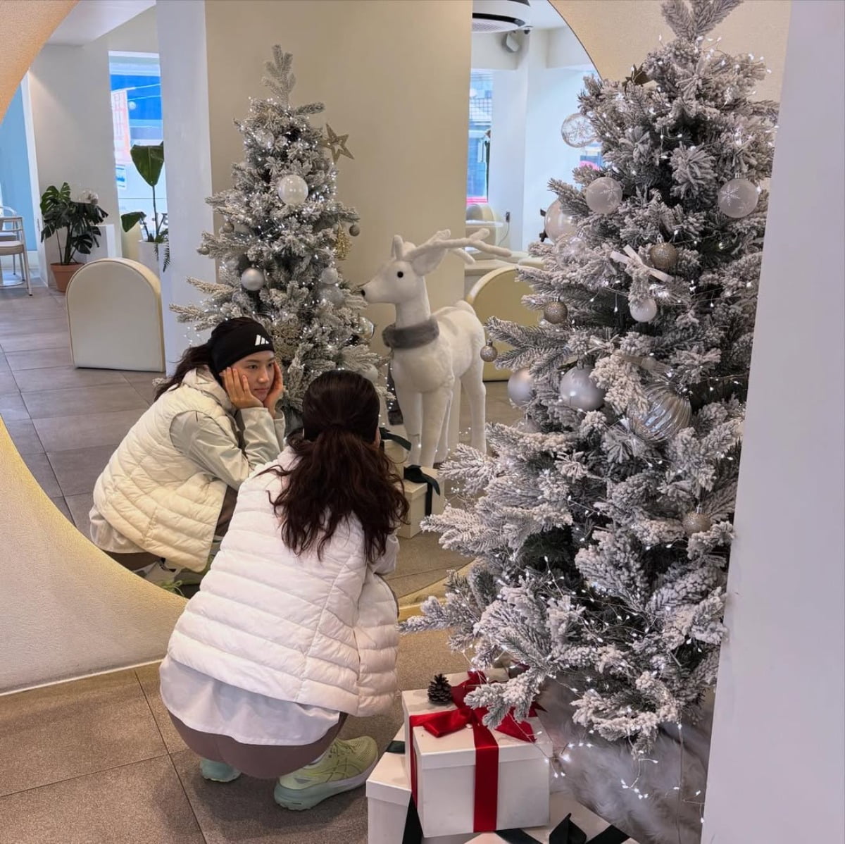 Park Joo-hyun Embraces the Holiday Spirit Amidst Romance Rumors with WINNER's Song Min-ho