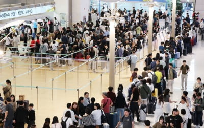 "한국인 너무 많이 갔나" 칼 빼드는 日…韓여행객 '직격탄' 맞나