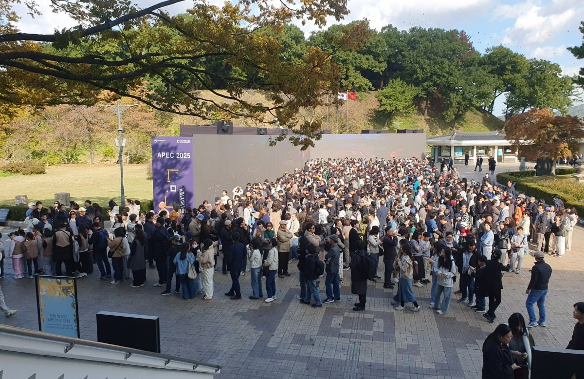 "트럼프가 감탄한 금관 보자"…오픈런 행렬에 관람인원 제한