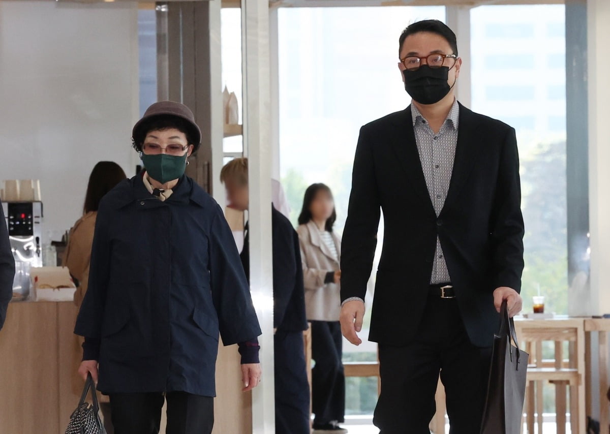 특검, 김건희 모친·오빠 12시간 조사…'종묘차담회' 前 비서관도 소환 [종합]