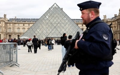 왕실 보석 털린 루브르 박물관, 보안 비번 "말도 안 돼"…'루브르'였다