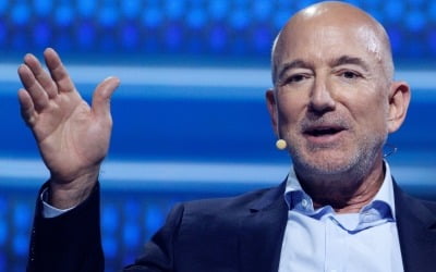 베이조스, AI 스타트업 경영으로 4년 만에 경영 복귀