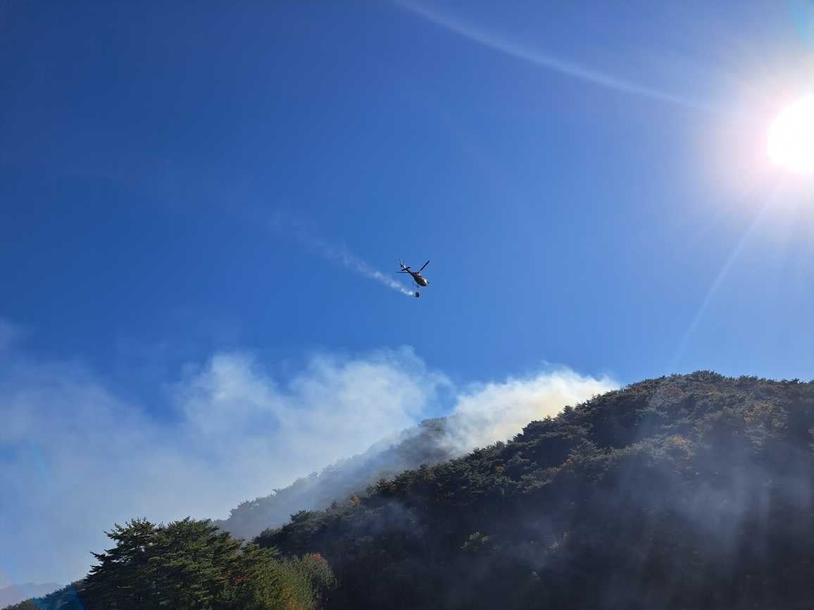 군포 수리산 슬기봉 불, 큰 불길 잡혀…산불진화헬기 7대 투입