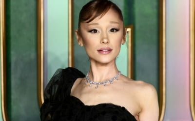 "17살 때부터 '네 얼굴이 문제' 압박"…팝스타의 충격 고백