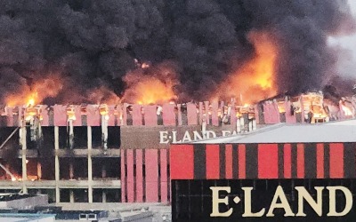 잘나가던 뉴발란스 어쩌나…옷·신발 천만개 보관 물류센터 불에 타버려