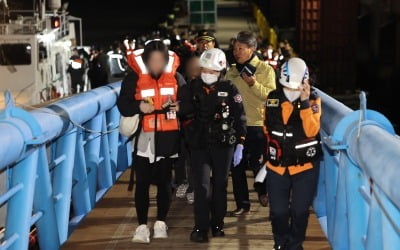 [속보] 해경 "신안 해상 좌초 여객선 승객 전원 함정으로 구조 완료"