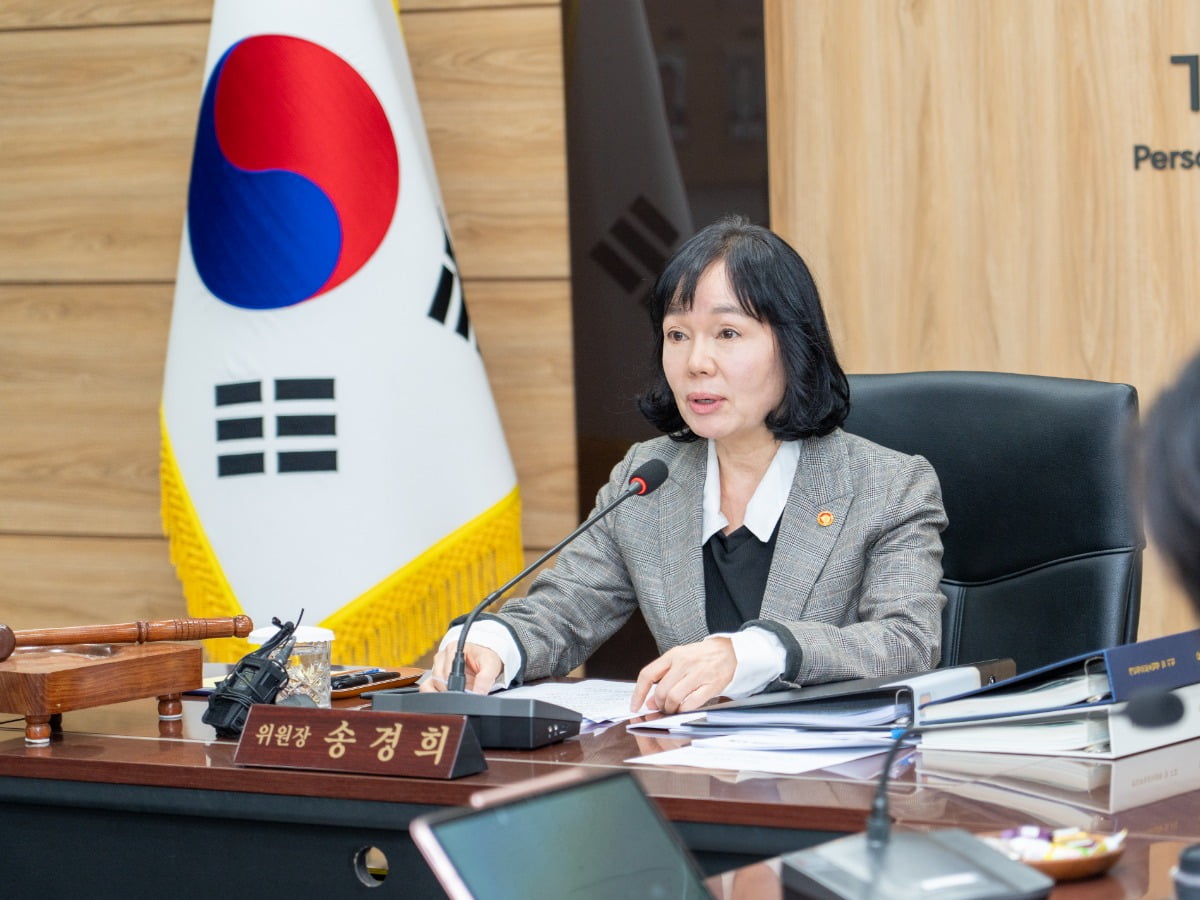 송경희 개인정보보호위원회 위원장이 지난 20일 서울 종로구 정부서울청사에서 열린 2025년 제23회 개인정보보호위원회 전체회의에서 모두발언을 하고 있다. 사진=연합뉴스