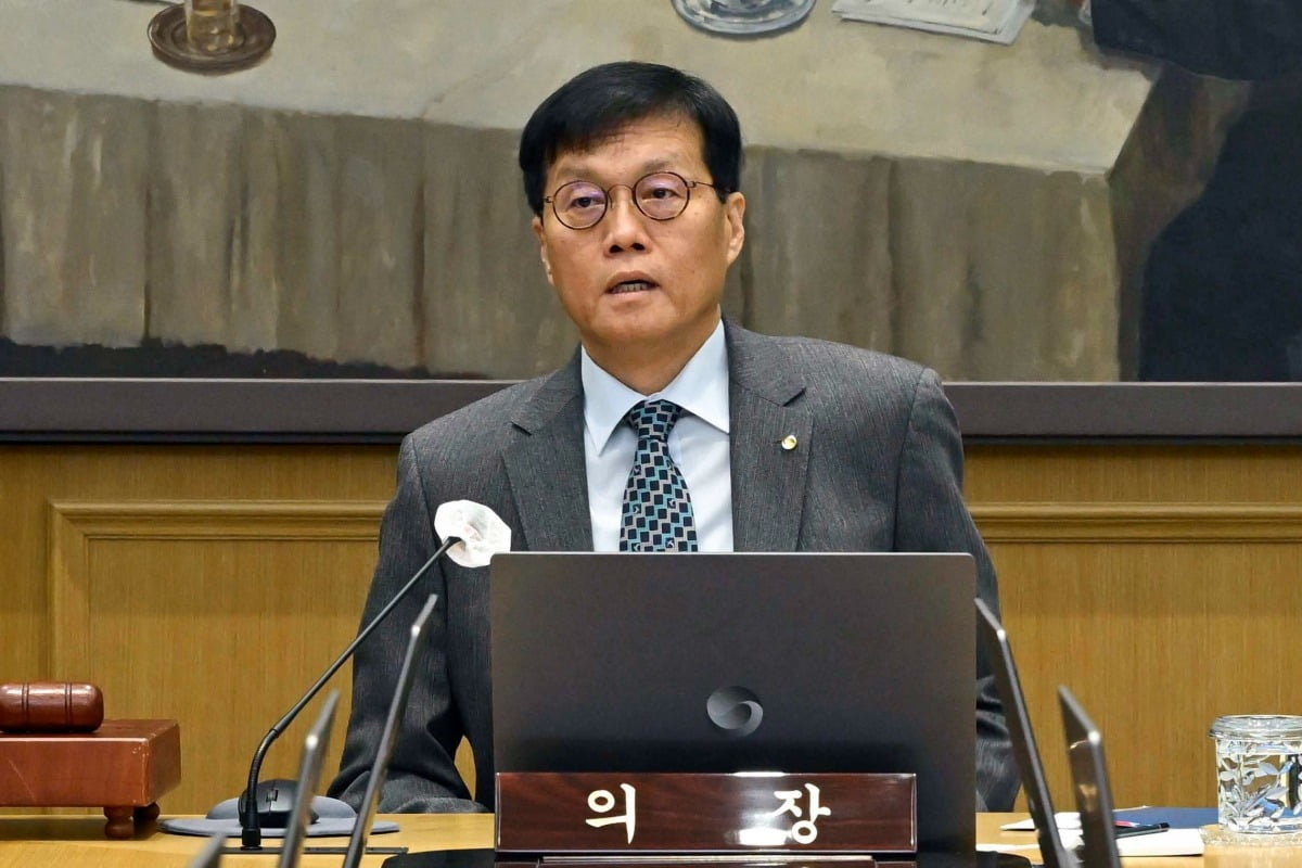 한은 총재 "금리인하·동결 모두 열어둬…인상 논의는 없어"