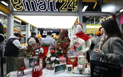 "편의점인듯 아닌듯"…칼 간 이마트24, 성수에 '트렌드랩' 열었다 [현장+]
