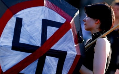 "사람 피로 그렸다"…주택가 '나치 낙서' 무더기 발견 '발칵'