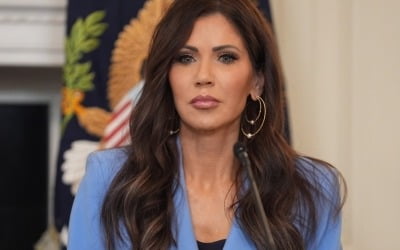 팽팽한 피부·부푼 입술…"워싱턴 대세 성형스타일은 '마가 여성'"