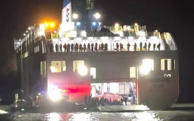 2만t급 여객선 무인도에 '덜컹'…공포 속에도 침착했던 승객들