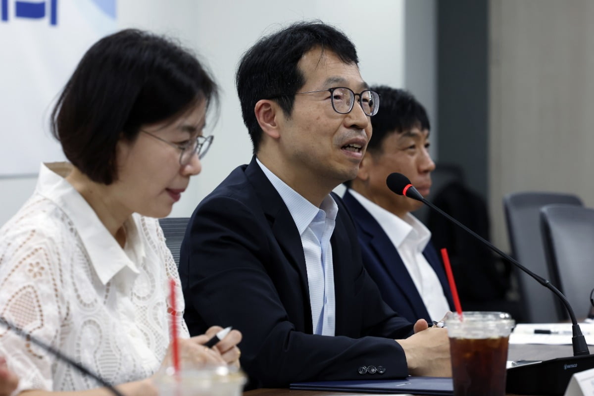 의사인력 수급추계위원회 위원장으로 선출된 김태현 한국보건경제정책학회 회장이 지난 8월 12일 오후 서울 중구 남대문로 T타워에서 열린 의사인력 수급추계위원회 제1차 회의에서 모두 발언을 하고 있다. /사진=뉴스1