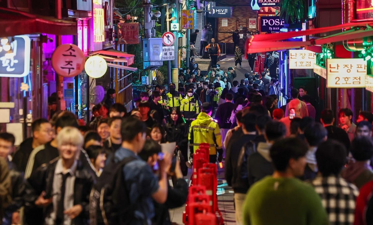 11만명 몰린 홍대, 이태원 지하철 무정차…부활한 핼러윈