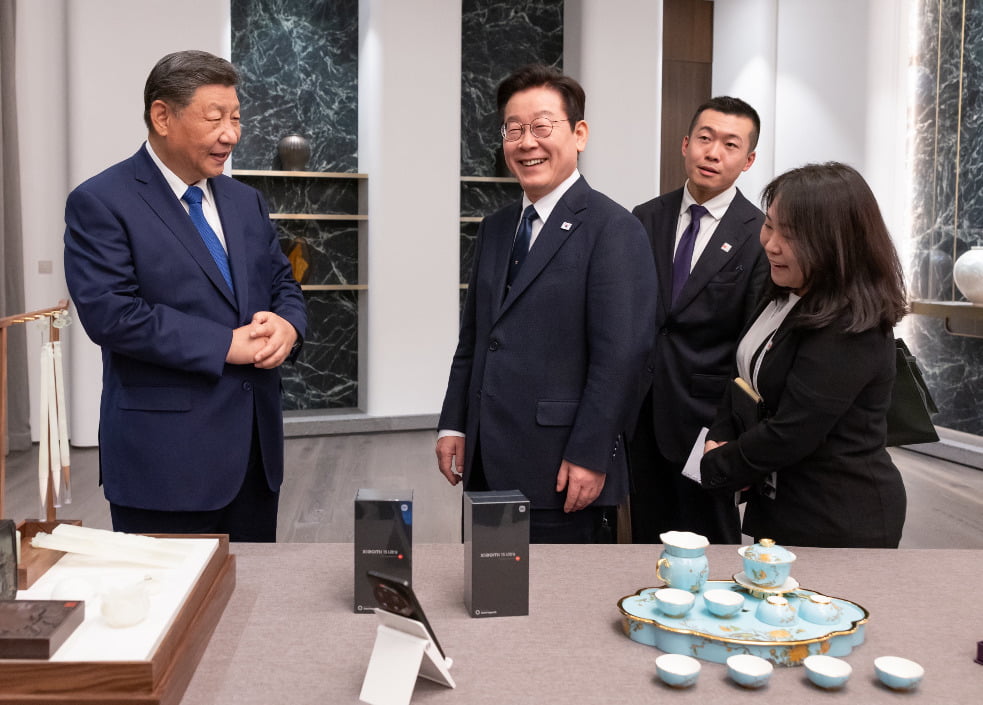 시진핑 '샤오미폰' 선물에…李대통령 "통신보안 되나요" 농담