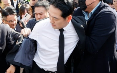'5·18 참배' 나선 장동혁 대표, 옷 단추까지 뜯겼다