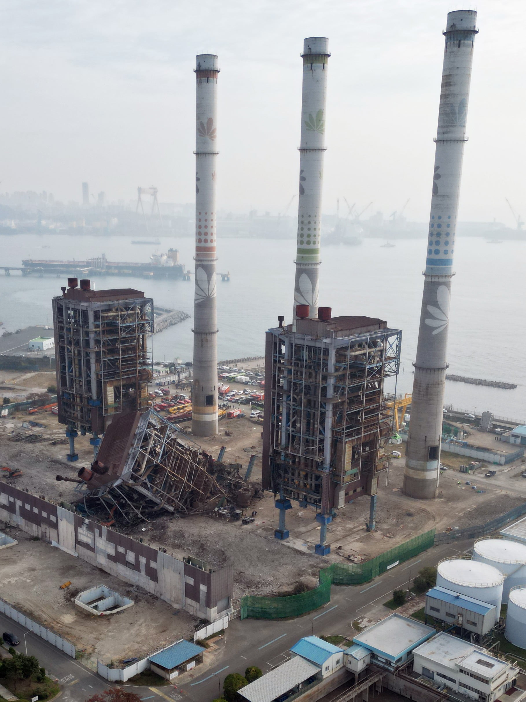 무너진 울산화력 보일러 타워서 '경보음'…실종자 수색 중단