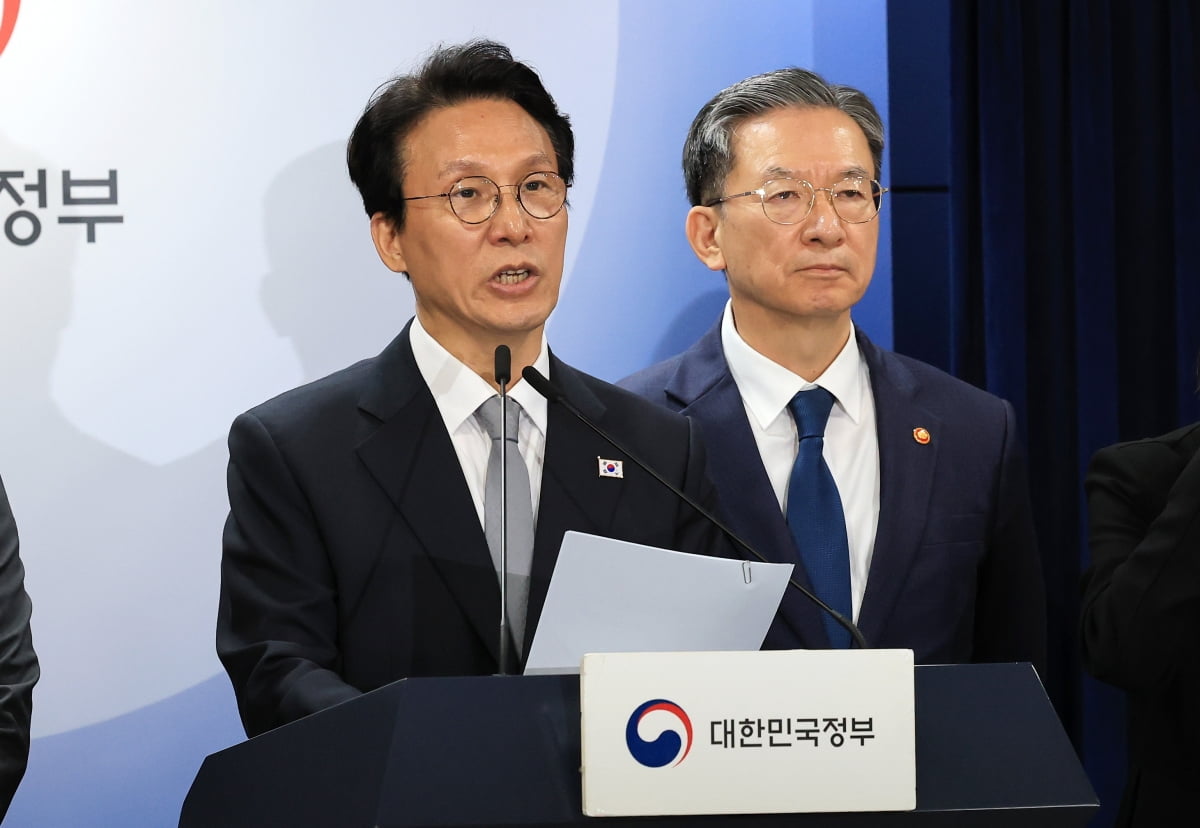 김민석 국무총리(왼쪽)와 정성호 법무장관이 18일 정부서울청사에서 브리핑하고 있다.<br> / 사진=뉴스1