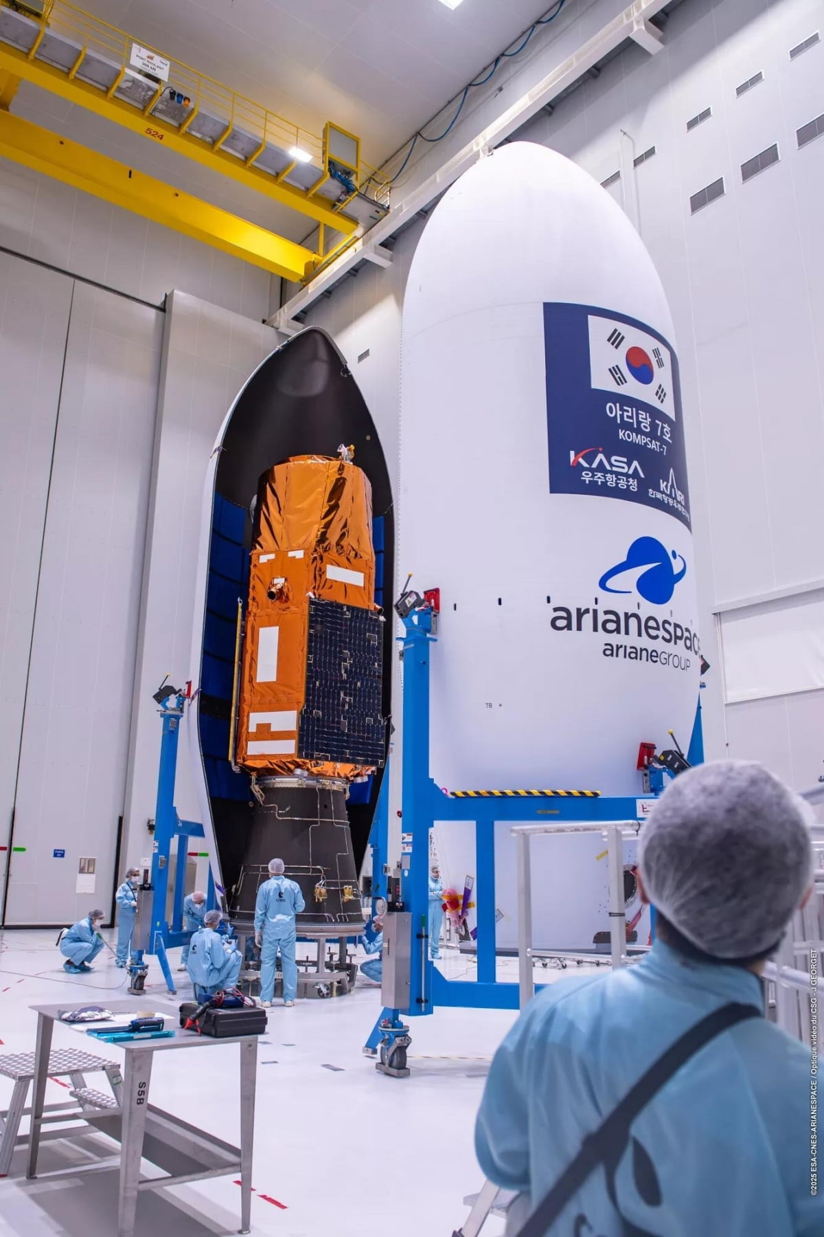 고해상도 광학관측위성 다목적실용위성 7호(아리랑 7호)가 한국시간으로 이르면 내달 1일 새벽 발사된다. 23일 아리안스페이스에 따르면 아리랑 7호는 현지 시각으로 이달 30일 오후 2시 21분(한국시간 12월 1일 오전 2시 21분) 남미 프랑스령 기아나 쿠루 기아나우주센터에서 아리안스페이스의 발사체 '베가-C'에 실려 발사될 예정이다. 사진은 베가-C 상단에 아리랑 7호가 탑재되는 모습. 2025.11.23 / 사진=아리안스페이스 제공