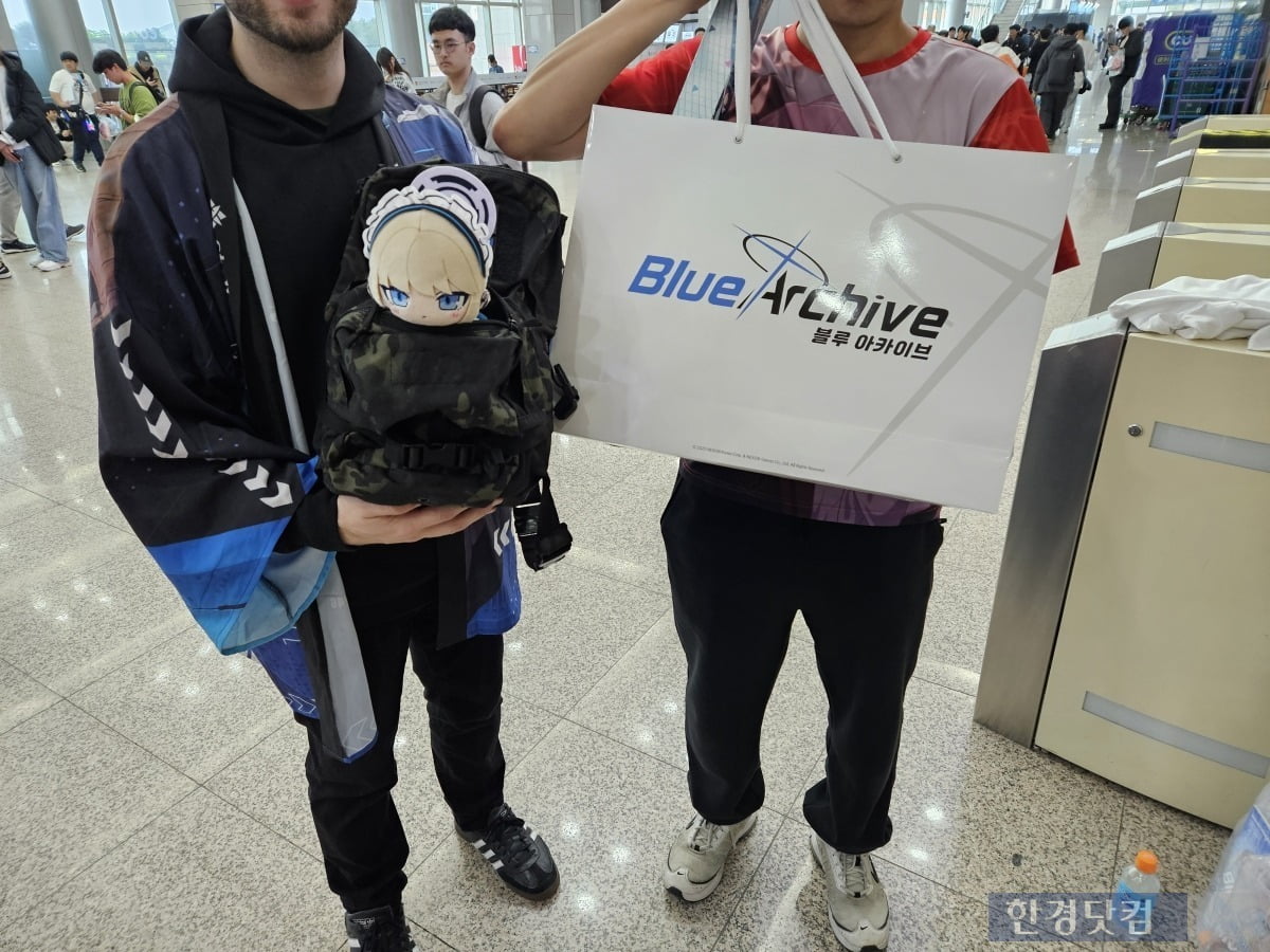왼쪽부터 재러드 알만드 씨(34)와 A씨(32)가 지난 31일 블루 아카이브 4주년 페스티벌에서 구매한 굿즈를 보여주고 있다. 사진=박수빈 기자