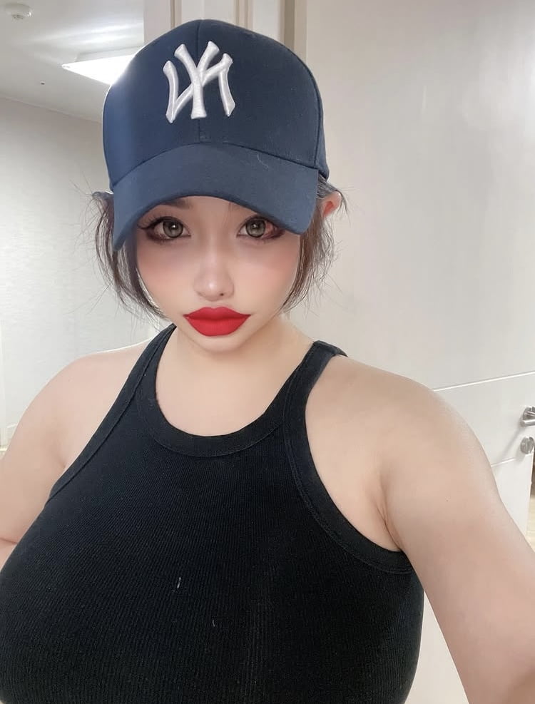 Park Bom's Bold Makeup Sparks Attention Amidst Past Dating Rumors with Lee Min-ho