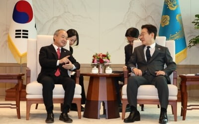 손정의 만난 李 "全 기업, AI를 기본으로 활용하게 만들 것"