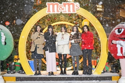 [포토+] 아일릿, 첫눈 맞으며 '엠앤엠즈 매지컬 홀리데이' 팝업 참석