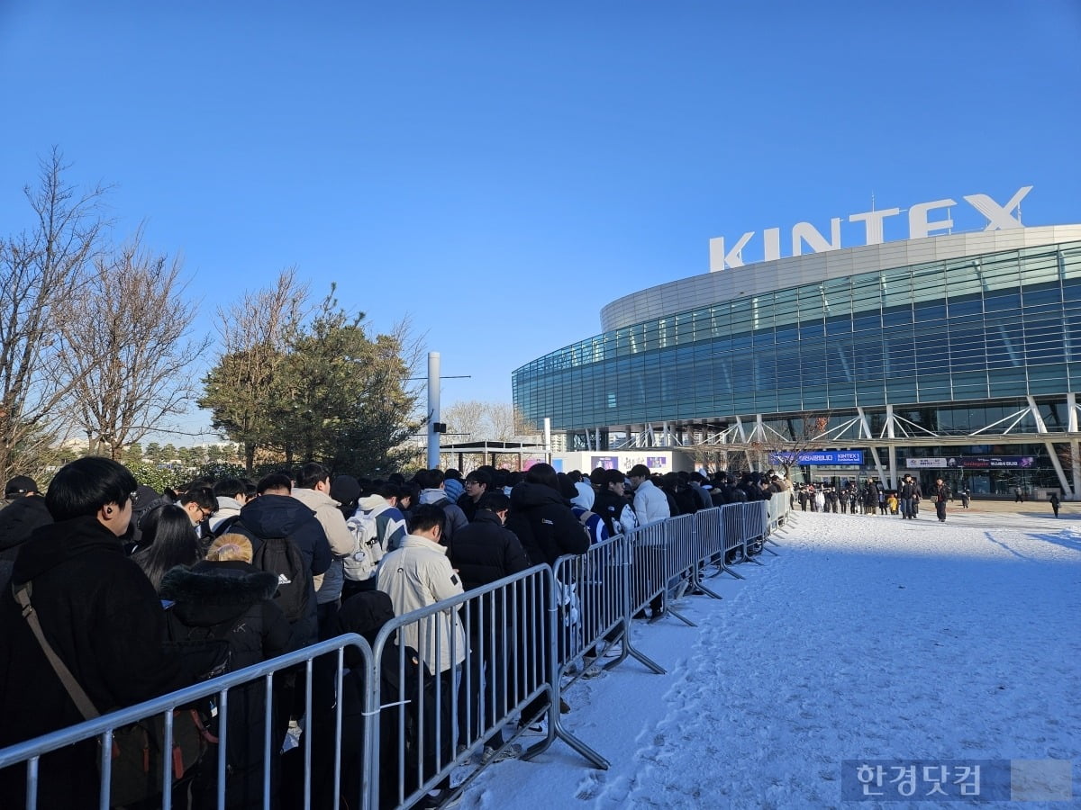 5일 AGF가 개막하기 전부터 관람객들이 일산 킨텍스 바깥에서 대기 줄을 서고 있다. 사진=박수빈 기자