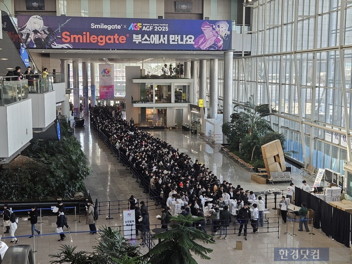 5일 오전 9시 40분 일산 킨텍스에서 열린 AGF에서 사람들이 입장 대기를 기다리고 있다. 내부 줄을 넘어 건물 바깥까지 입장 대기줄이 형성되어 있다. 사진=박수빈 기자